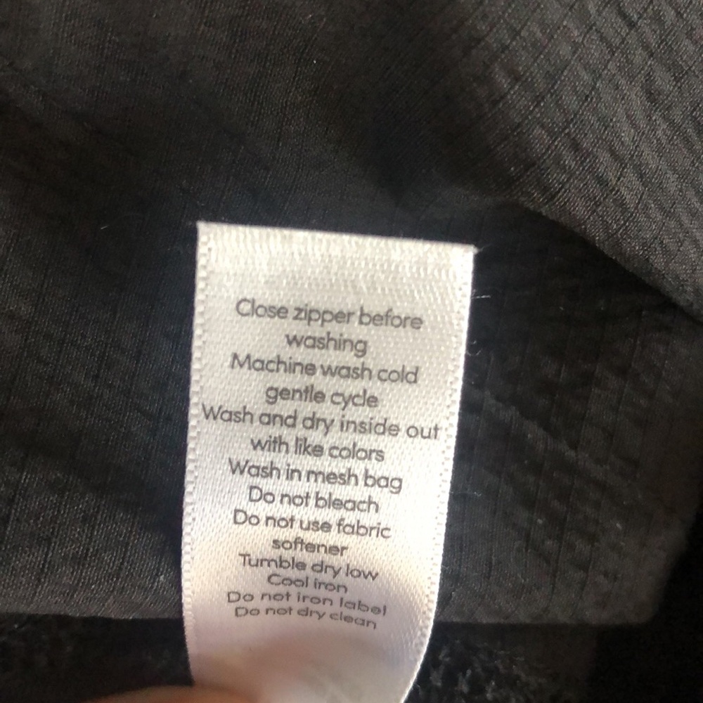 Athleta BLACK SHORTS Front zipping Slash Pockets Back Pockets 8.5”Inseam EUC - Picture 6 of 6